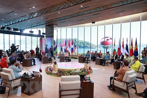 Kết thúc Hội nghị Cấp cao ASEAN lần thứ 42: Thông qua nhiều văn kiện trên 3 trụ cột của Cộng đồng ASEAN